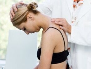 az orvos megvizsgálja a nyakat osteochondrosisra